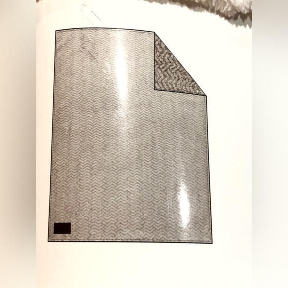 Jessica Simpson pet white faux fur cozy ultra plush pet throw blanket size 40x50 - Picture 6 of 14